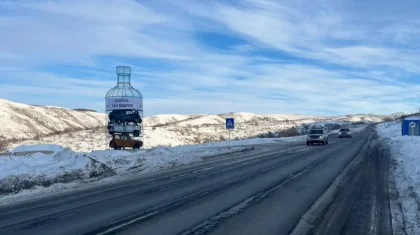 Водительский кошмар в бутылке: жуткий арт-объект с ДТП появился у трассы в ВКО