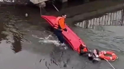 Девушку спасли после ее прыжка с моста в Астане (ВИДЕО)