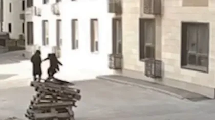 Видео нападения в Алматы: мужчину жестоко избили во дворе жилого комплекса