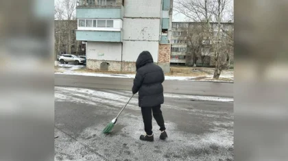 Поссорившуюся с подругой девушку отправили подметать улицы в Экибастузе