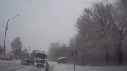 Грузовик сбил женщину на пешеходном переходе в Усть-Каменогорске (ВИДЕО)