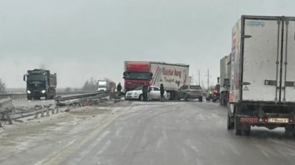 Двое пострадали при столкновении фуры и легковых авто в Акмолинской области