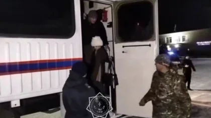 53 человека, застрявших на трассе в степи, спасли в Актюбинской области (ВИДЕО)