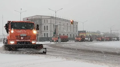 Снегопад в Астане: в уборке улиц задействованы больше тысячи единиц спецтехники (ВИДЕО)