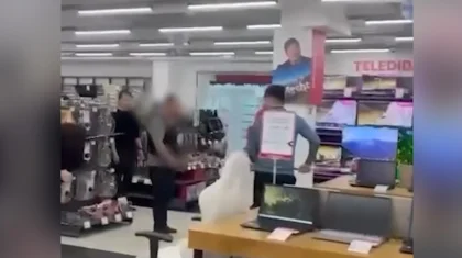 Мужчина с ножом угрожал посетителям торгового дома в Сатпаеве (ВИДЕО)