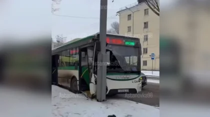 Автобус с пассажирами врезался в столб в Астане (ВИДЕО)