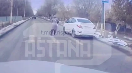 Водитель на полной скорости сбил школьницу на «зебре» в Актобе (ВИДЕО)