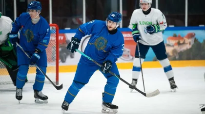 Молодежная хоккейная сборная Казахстана одержала первую победу на ЧМ