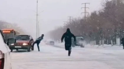 Полицейские предотвратили повторное ДТП, едва не попав под машину в Темиртау (ВИДЕО)