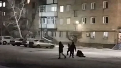 За воротник: дети бросили петарду в упавшего на землю мужчину в Караганде (ВИДЕО)