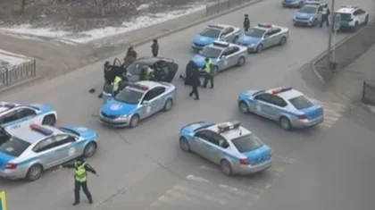 Задержание двух мужчин на оживленном перекрестке в Актобе сняли на видео