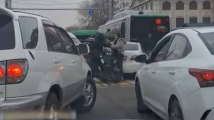 Девушка и курьер устроили разборки посреди дороги в Алматы (ВИДЕО)