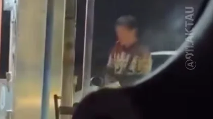 Оператор АЗС курил во время заправки автомобиля в Актау (ВИДЕО)