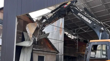 Двухэтажный самострой сносят в Алматы