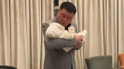 Отец Кайрата Нуртаса впервые показал трогательные кадры с новорожденным ребенком артиста