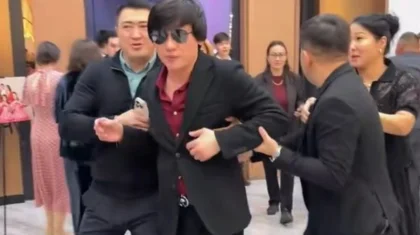 Поклонница схватила Кайрата Нуртаса за руку и потянула на себя ради фото (ВИДЕО)