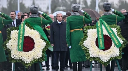 Токаев возложил венок к Монументу Нейтралитета в Ашхабаде (ФОТО, ВИДЕО)