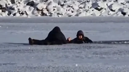 Астанчанина наградили за спасение мужчины, провалившегося под лед