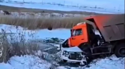 Страшное ДТП в Экибастузе: КамАЗ столкнулся с легковушкой, машины опрокинулись в кювет (ВИДЕО)