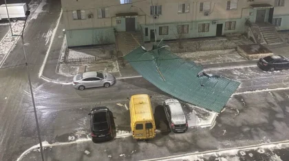 Штормовой ветер в Атырау повредил дома и оставил районы без света
