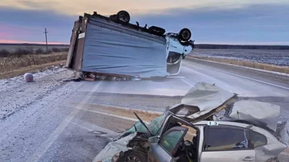Жуткое ДТП в СКО: легковушка протаранила два грузовика