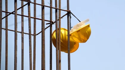 Оборвался трос: рабочий трагически погиб в Астане (ВИДЕО)