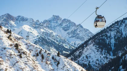13 туристов пропали в горах Урала во время катания на снегоходах