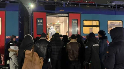 Пассажирам организуют места в казахстанских поездах из-за закрытых трасс