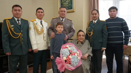 Военный оркестр выступил под окнами дома Бибигуль Тулегеновой (ВИДЕО)