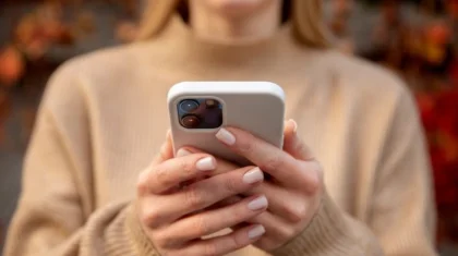 Групповые чаты вместо двора и собраний: Смышляева заявила об опасности иностранных платформ