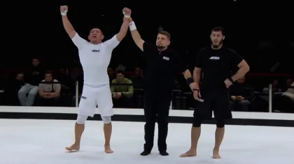 Куат Хамитов после победы на турнире в Москве снова спел в октагоне (ВИДЕО)