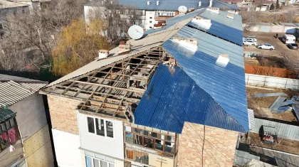 Шквальный ветер сорвал кровли жилых домов: режим ЧС ввели в Конаеве