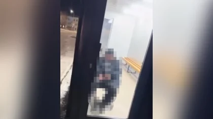 Мужчина справил нужду в теплой остановке на глазах у людей в Кокшетау