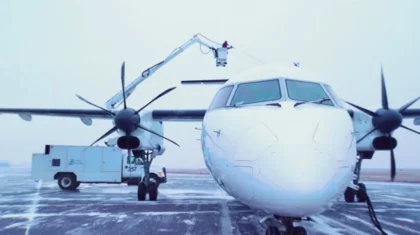 Почему самолеты от обледенения обрабатывают после посадки пассажиров, объяснили в КГА