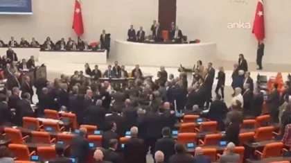 В парламенте Турции произошла массовая драка при обсуждении бюджета (ВИДЕО)