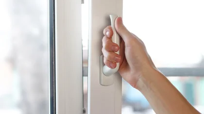 13-летний подросток выпал из окна многоэтажного дома в ВКО