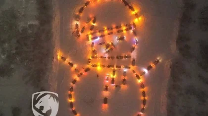 Гигантского светящегося снеговика выстроили из машин автолюбители Риддера (ВИДЕО)