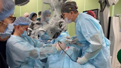 Сложную операцию по восстановлению слуха ребенку впервые провели в Караганде