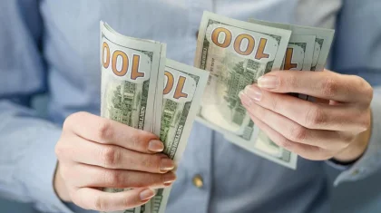 Средневзвешенный курс доллара на KASE упал на 4,98 тенге