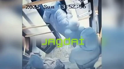 Женщина выпала из автобуса и сломала позвоночник в Алматы (ВИДЕО)