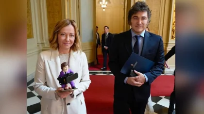 От iPad Зеленского до мешка риса: премьер Италии выставила на аукцион необычные гос­подарки