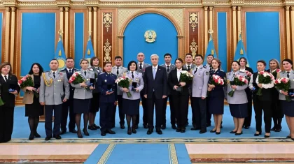 Токаев вручил ключи от квартир сотрудникам Генпрокуратуры, Службы госохраны и МВД (ВИДЕО)