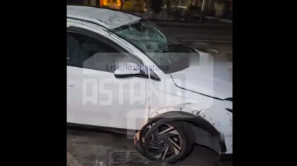Hyundai перевернулся на крышу в центре Алматы: водитель госпитализирован (ВИДЕО)
