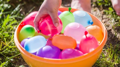 Мужчина и подросток бросали пакеты с водой с балкона в Астане