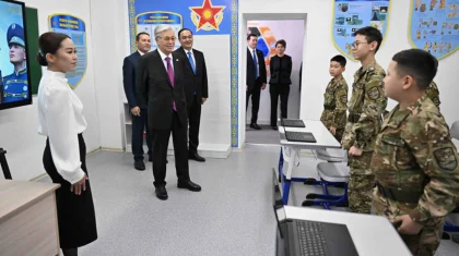 Токаев посетил специализированную военную школу-интернат в Таразе