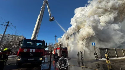 Трехэтажное здание горит в Астане