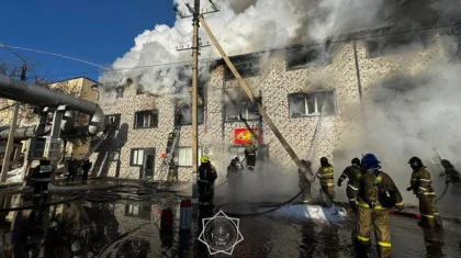 Огонь охватил 800 кв. метров: крупный пожар потушили в Астане (ВИДЕО)