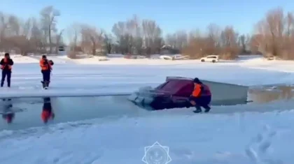 Водитель утопил грузовик, выехав на лед в ЗКО (ВИДЕО)