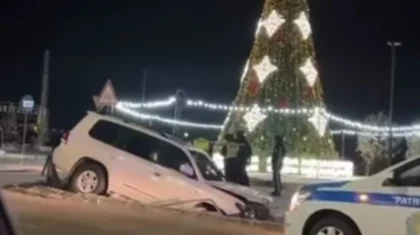 ДТП у главной елки Кокшетау: внедорожник врезался в ограждение (ВИДЕО)