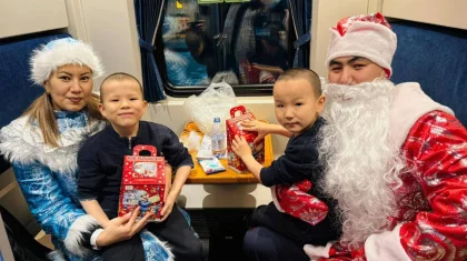 Дед Мороз и Снегурочка поздравляют пассажиров в поездах Казахстана